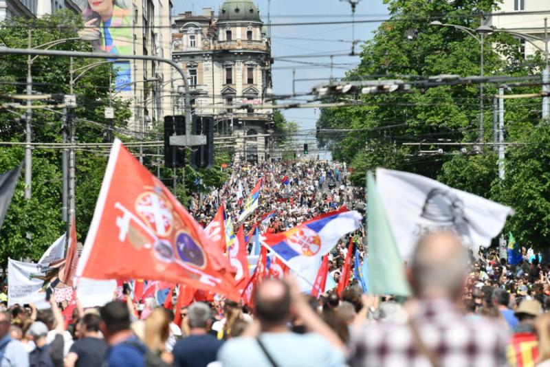 Megkezdődött a majálisi demonstráció a kormány székházánál.