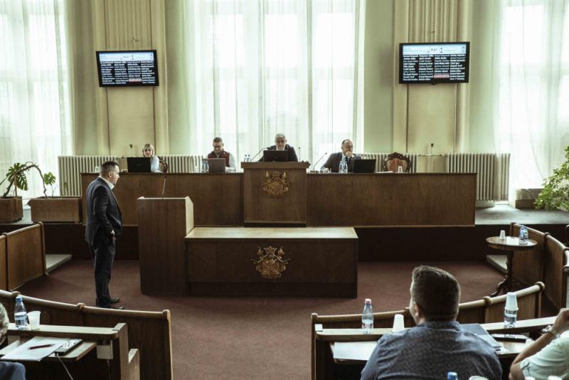 Az ellenzék az ülés keretein belül azt is követeli, hogy a már jóváhagyott 40 millió dinár Elgasra vonatkozó megsemmisítése történjen meg.