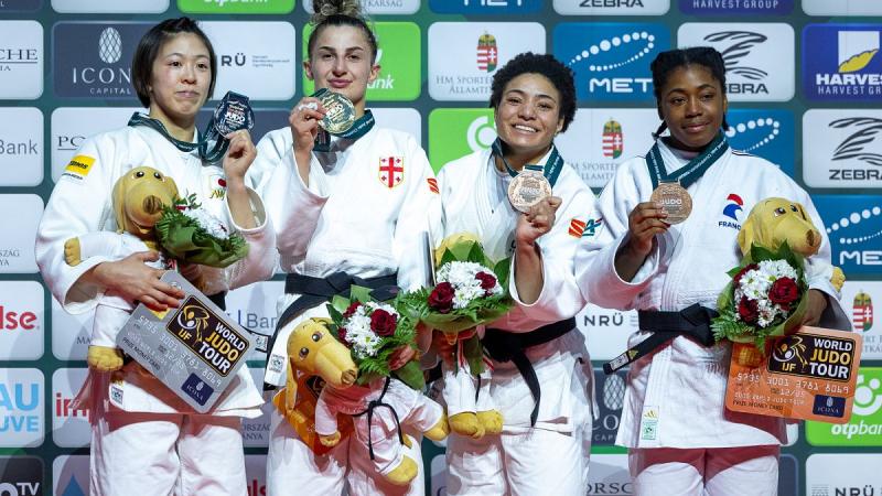 Vasárnap Budapest szívében a cselgáncs világbajnokság ünnepélyes pillanatai során grúz és francia sportolók emelkedtek a dobogóra, megörvendeztetve a szurkolókat lenyűgöző teljesítményükkel.