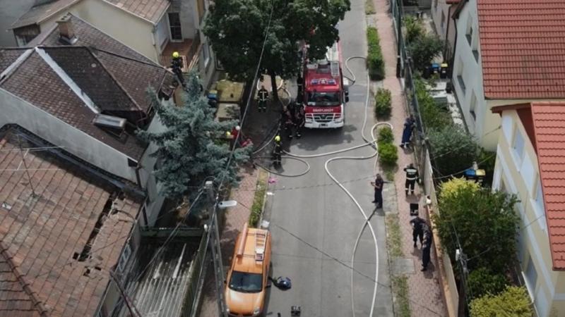 Az újpesti lakástűz során egy eszméletlen nőt az erkélyen keresztül mentettek ki.
