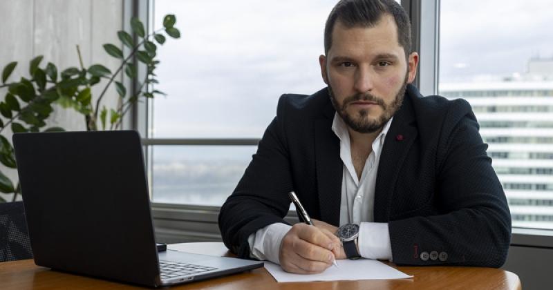 Tóth György: forró nyár, hűvös kassza – egy olyan cím, amely már önmagában is felkelti az érdeklődést. A nyár forrósága és a kassza hűvössége ellentétes érzéseket sugall, mintha a mindennapi élet feszültségeit és a nyári lazítás vágyát egyesítené. Képzelj