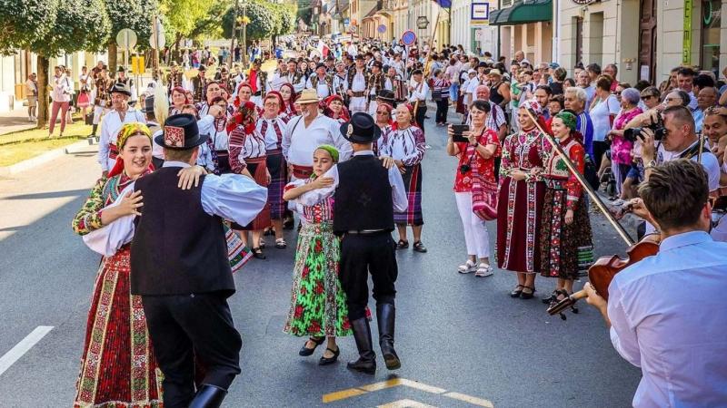 Fedezd fel a színek varázslatos világát Tolna vármegyében ezen a hétvégén! Készülj fel izgalmas moziélményekre, hagyományőrző folklór előadásokra, valamint szórakoztató családi programokra. Ne hagyd ki a lehetőséget, hogy a kultúra és a szórakozás egyedül