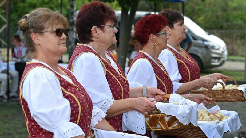 Mezőtárkányban a falunap varázslatos hangulatát a fakanalak ritmusos kopogása indította el, miközben az államalapítás ünnepét közösen ünnepelték a résztvevők.