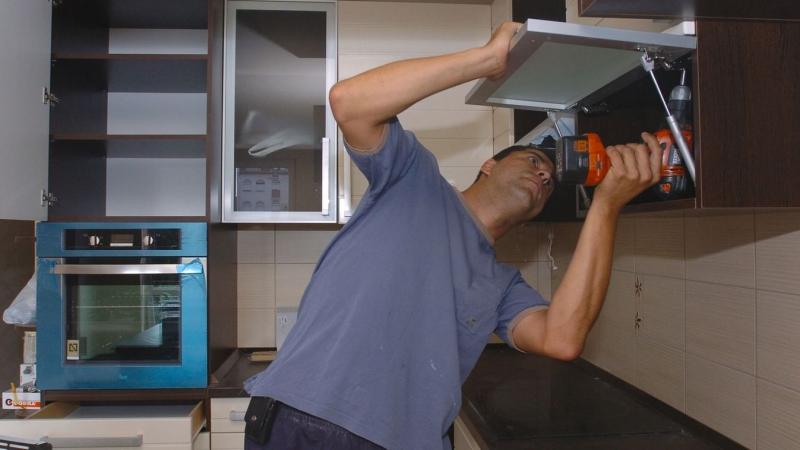 Mennyibe kerülhet egy álomkonyha? Fedezd fel velünk, hogy a kézműves mestermunkák vagy a barkácsboltból származó, összeállítható bútorok nyújtanak-e jobb megoldást!