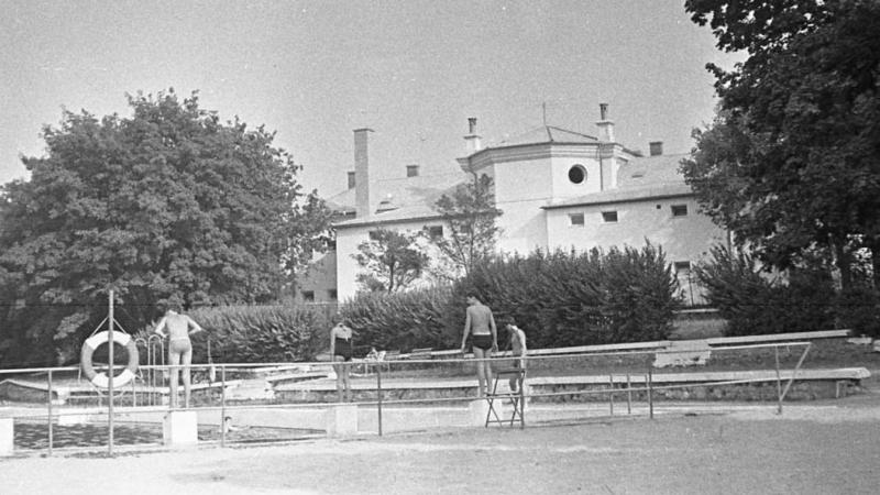 Fedezd fel a száz évvel ezelőtti Tata varázslatos világát! A régi fényképek tanúbizonyságot adnak arról, hogy ez a festői város milyen népszerű úti cél volt a turisták körében. Az időutazás során bepillantást nyerhetünk a város ikonikus helyszíneibe, amel