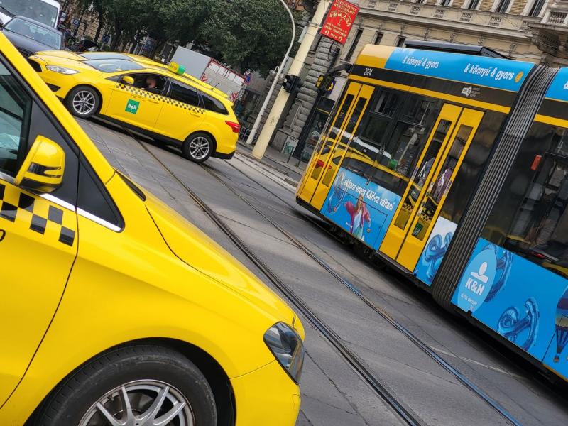 Ismét feszültség támad a budapesti taxispiacon: a magyar utasok versenytorzító árazás miatt emelnek szót.