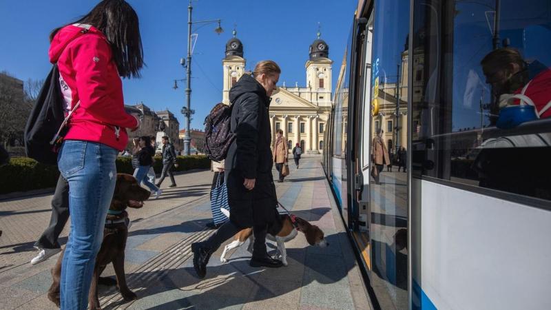 Fontos közlekedési módosításokra kell számítani vasárnap Debrecenben, ugyanis a Loki-foci mérkőzés miatt több buszjárat terelőúton fog közlekedni. Kérjük, figyeljenek a változásokra, hogy elkerüljék a kellemetlenségeket!