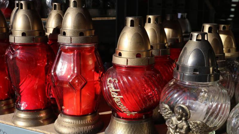 Íme az idei árak a mécsesek, virágok és koszorúk terén - képes beszámoló.