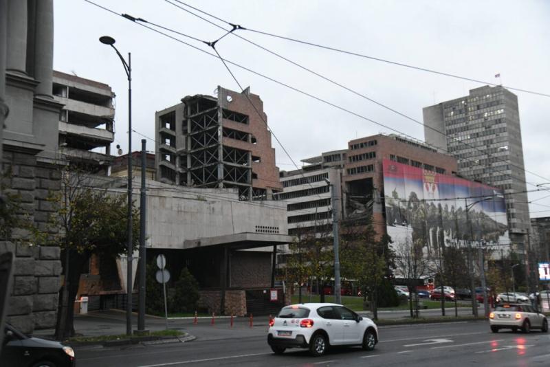 Nagybecskereken különös jelenség történt: békaemberek bukkantak fel a város utcáin. Ezek a furcsa lények, akik emberi vonásokkal és békalépésekkel rendelkeznek, izgalmas titkokat hoztak magukkal, és szokatlan kalandokat ígérnek a helyieknek. A város lakói