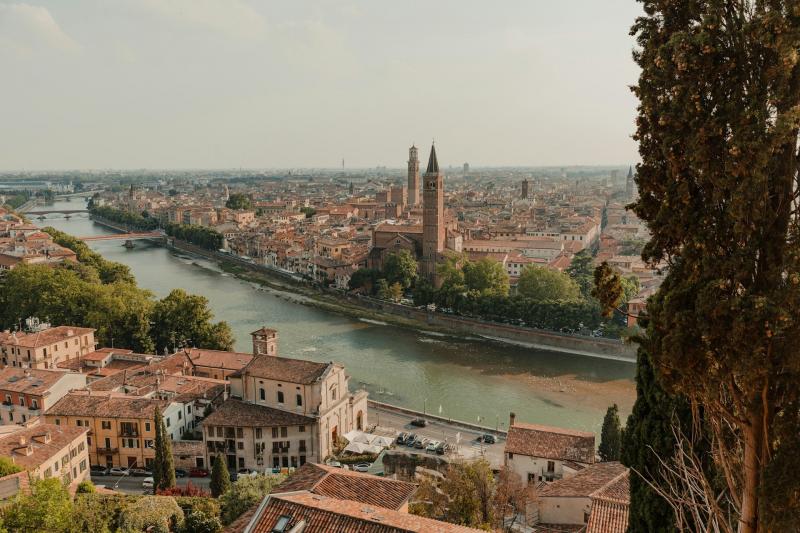 Nyugdíjas éveim elképzelésében nyolc varázslatos olasz város ragyog a képzelet színpadán, ahol a napfény és a kultúra egyesül.
1. **Firenze** – A reneszánsz bölcsője, ahol a művészet és a történelem minden sarkon vár rám. A Dóm látványa és a Uffizi Képt