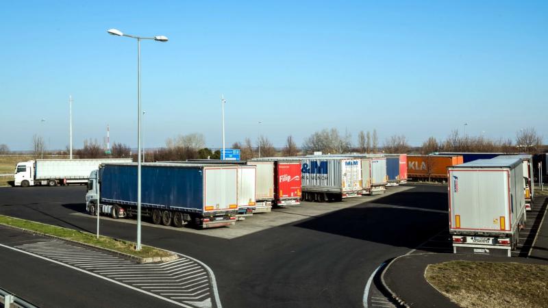 Egy súlyos sérülést szenvedett nő fordult segítségért egy kamionoshoz az M35-ös autópályán. A helyzet megrázó, és a későbbiekben sokkoló részletek derültek ki róla. + nézd meg a videót!