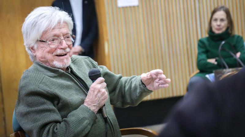 Miskolcon teltházas esemény várta a közönséget Szörényi Levente legújabb könyvének bemutatóján, ahol a rajongók izgatottan gyűltek össze. A rendezvény során nemcsak a szerző beszélgetett a mű hátteréről és inspirációjáról, hanem a résztvevők is lehetősége