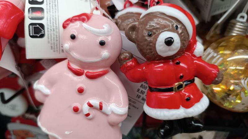 Láthatatlan varázslatok és szokatlan ötletek – idén a karácsonyfák díszítése új dimenziókat ölt! Fedezd fel a legmerészebb és legkülönlegesebb díszeket, amelyek még sosem kaptak helyet a fenyőfák ágai között. Képgalériánkban bemutatjuk azokat az extrém de