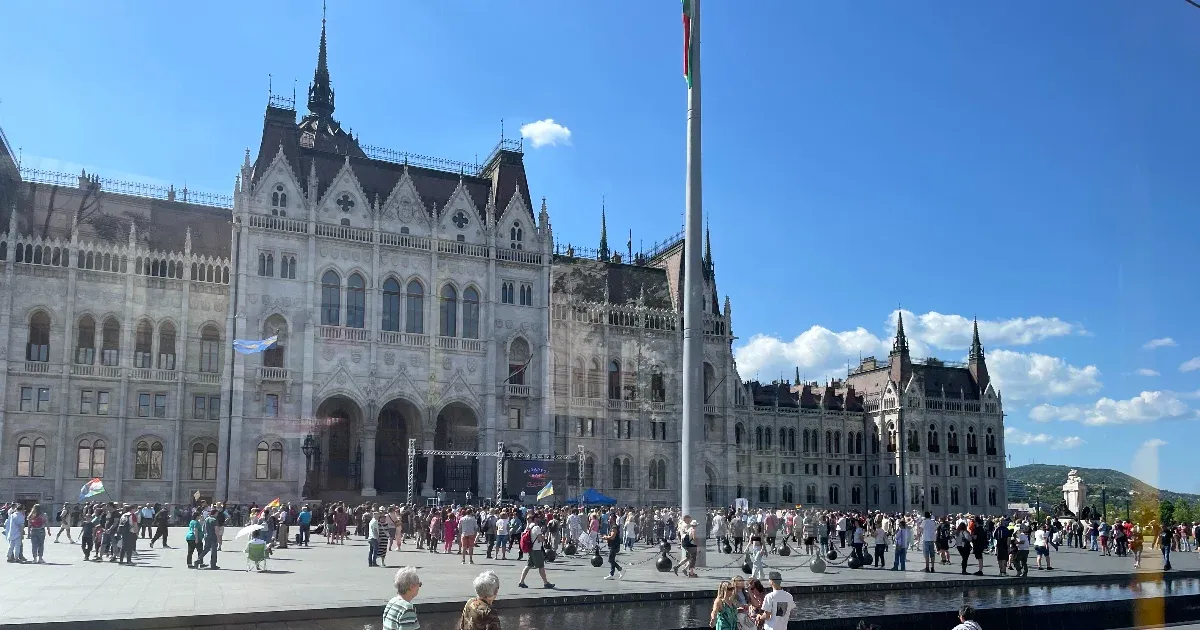 Hat személyt jelentett fel a rendőrség a Kossuth téri demonstrációt követő vonulás kapcsán.