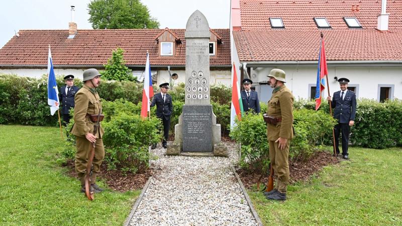 A magyar katonák emlékezete Dél-Csehországban egy olyan történelmi szál, amely gazdag kulturális örökséget hordoz magában. E régió tájain számos emlékhely és történet őrzi azokat a hősöket, akik a múlt viharaiban szolgáltak. A helyi közösségek büszkén ápo