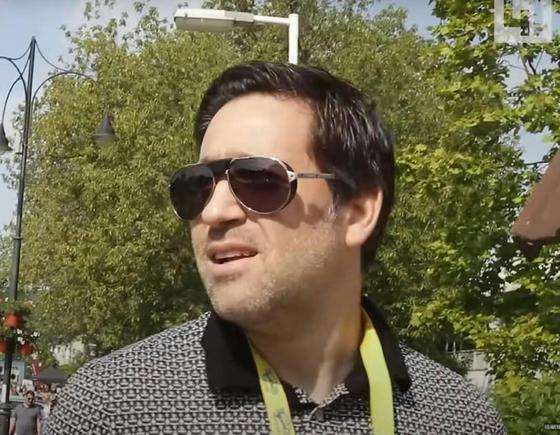 Zászló, zászló, szív - ezt most szó szerint kell venni! A kormány házi kommunikátora hatalmas, milliárdos megbízást kapott, amely új dimenziót nyit meg a politikai kommunikációban.