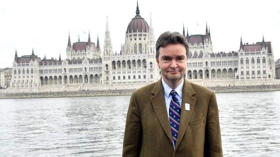 Szijjártó Péter Párizsból Madridba küldi Habsburg Györgyöt nagyköveti posztra.