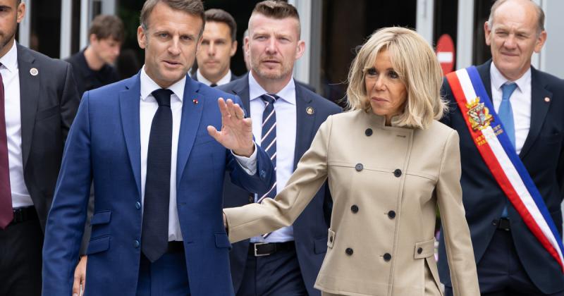 Emmanuel Macron és felesége, Brigitte, nemrégiben a testbeszédszakértők figyelmének középpontjába kerültek, akik szerint a pár próbálkozásai, hogy hiteles képet mutassanak magukról, kétségbeesettnek tűnnek. A szakértők alaposan megvizsgálták a pár interak