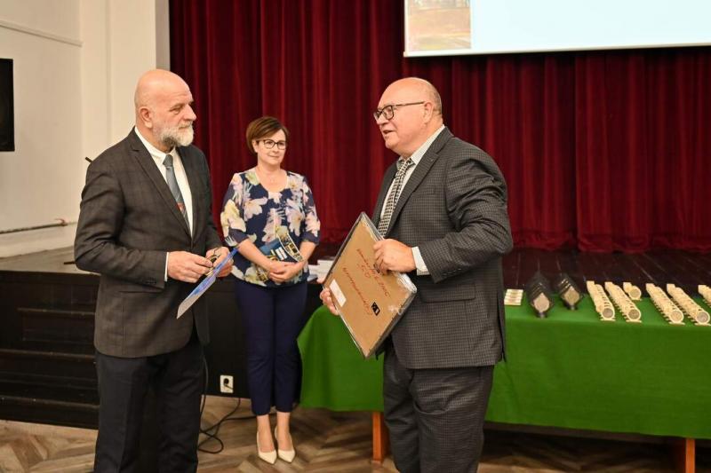 A komáromi Ipari iskola különleges esemény keretében köszöntötte egykori diákjait, akik az évek során különböző pályákon értek el sikereket. Az ünnepség során nem csupán a régi emlékek elevenedtek fel, hanem a közösség összetartó ereje is megmutatkozott, 