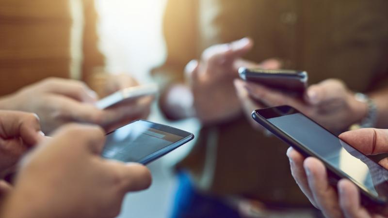 A hazai márkák egyre nagyobb népszerűségnek örvendenek a kínai telefonpiacon, és újraértelmezik a versenyt. Az innovatív megoldások és a kiváló ár-érték arány révén a helyi gyártók sikeresen hódítanak teret a dinamikus piacon, felkeltve a vásárlók figyelm