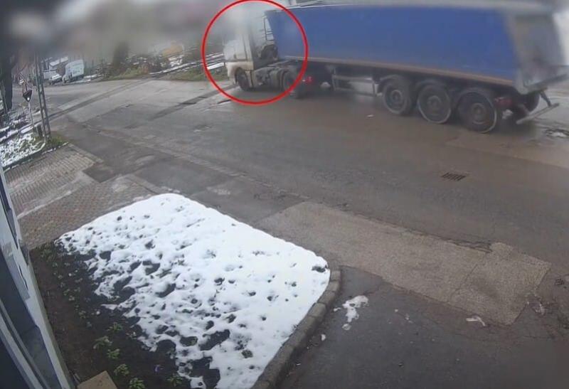 Fénysorompó állította meg az elszabadult kamiont, a sofőr ellen pedig vádat emeltek - nézd meg a videót!