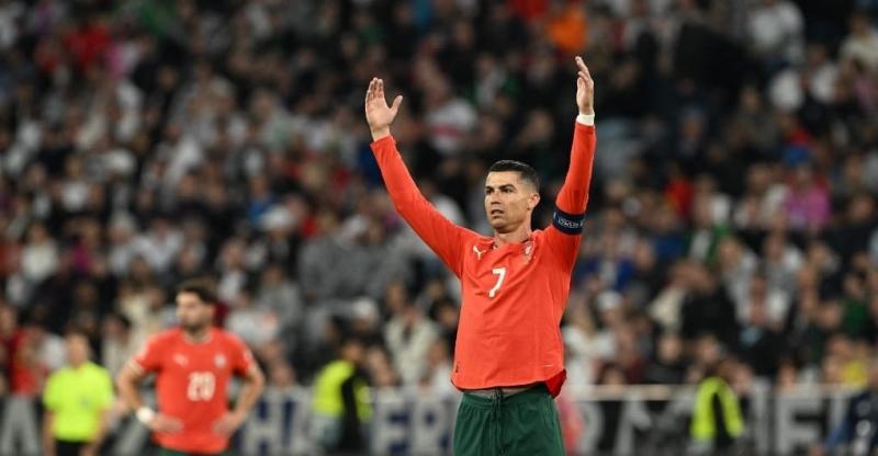 Miért döntött úgy Cristiano Ronaldo, hogy feketére festi a lábkörmét?