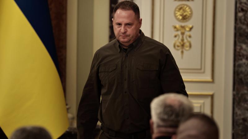 Politico: Zelenszkij közvetlen munkatársa kulcsszerepet játszhat Ukrajna és az Egyesült Államok kapcsolatának teljes átalakulásában, amely akár drámai következményekkel is járhat.