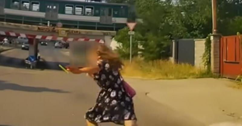 Centimétereken múlott a tragédia Szigetszentmiklóson: egy fiatal lány hirtelen az autó elé lépett, ezzel életveszélyes helyzetet teremtve.
