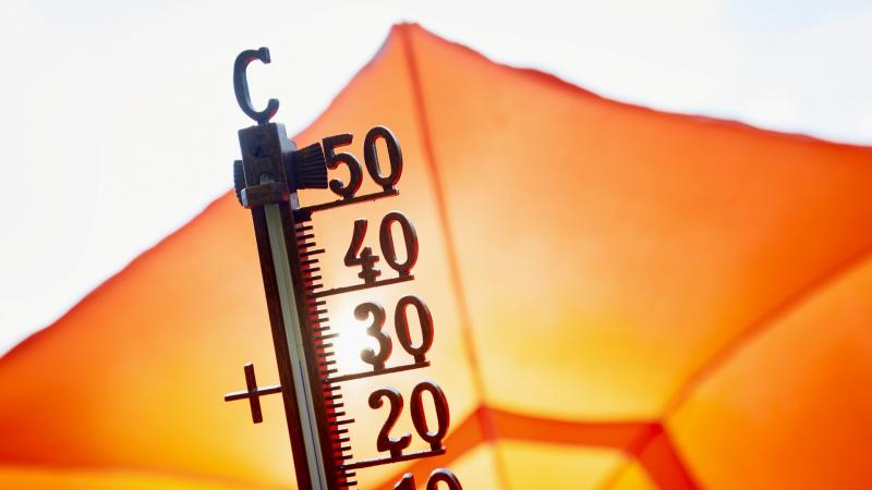 Ma várhatóan a 40 fokos csúcsérték közelébe érkezik a hőmérséklet, ami új országos melegrekordok születését hozhatja Magyarország területén.