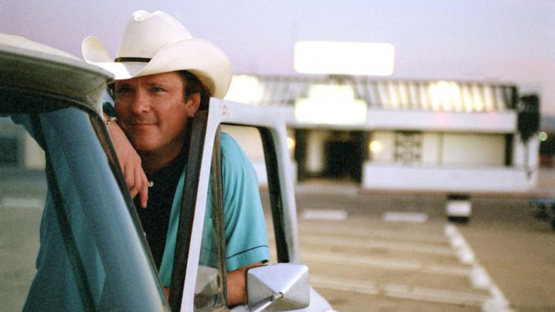 Michael Madsen, a filmipar meghatározó alakja, aki mindig is a keményfiúk megtestesítője volt, de ezt a szerepet olyan hitelesen formálta meg, hogy a nézők szívébe lopta magát. Karakterei gyakran a brutalitás és a mélység határvonalán egyensúlyoznak, ami 