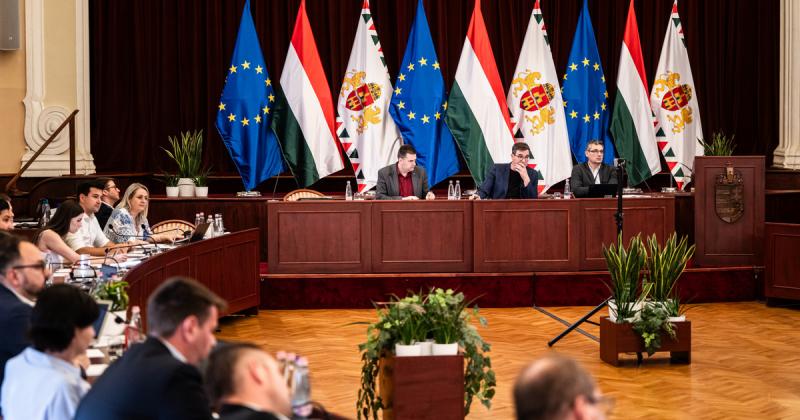 Budapesti kötéltánc: a Demszky-korszak pénzügyi krízise ismét a színpadra lépett

A fővárosunk, Budapest, mintha újra átélne egy régi, ismerős drámát, ahol a Demszky-korszak pénzügyi válsága köszön vissza. A város gazdasági helyzete olyan, mint egy kötélt