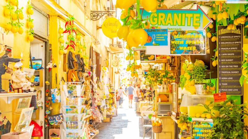 **Amalfi a Gangon: 5 Lakberendezési Termék, Amitől Olaszosabb Lesz a Lakásod, Mint Egy Limoncellós Este**

Ha azt szeretnéd, hogy otthonod a napfényes Amalfi-part varázsát idézze, van néhány kulcsfontosságú lakberendezési elem, ami segíthet ebben. Az aláb