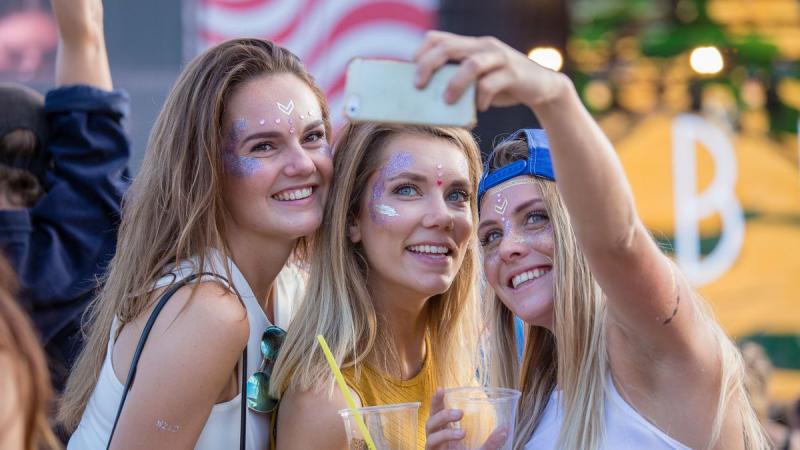 Indul a Sziget 2025: Tippek a fesztiválbetegségek elkerülésére - Életmód

A Sziget Fesztivál 2025-ös kiadása már a küszöbön áll, és ezzel együtt a bulizás izgalma is felerősödik. Azonban a fesztiválokkal gyakran együtt járnak a különféle egészségügyi kihí