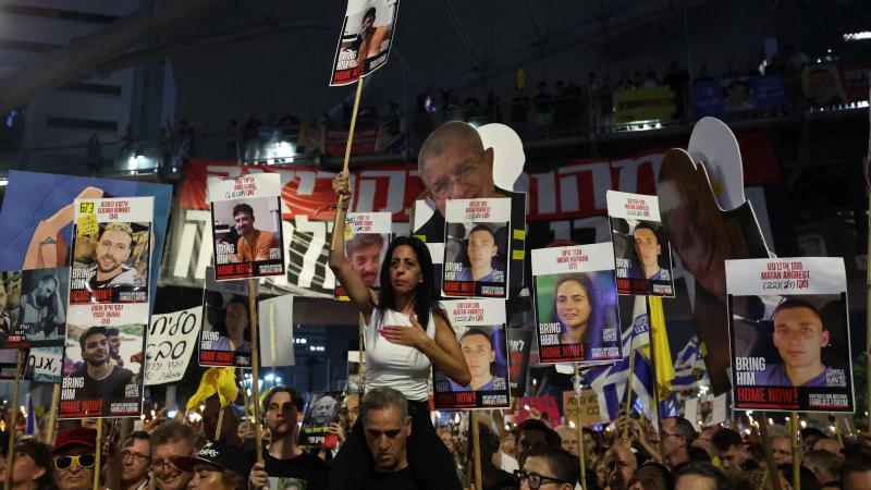 Több tízezer ember gyűlt össze Tel-Aviv belvárosában, hogy hangot adjon tiltakozásának a gázai háború fokozódása ellen.