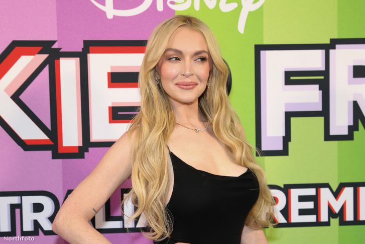 Így néz ki Lindsay Lohan smink és retusálás nélkül: a természetes szépsége és az önazonossága ragyogóan megmutatkozik. A bőrén látható apró részletek és a karakteres vonások valódi emberi szépséget tükröznek, ami még vonzóbbá teszi őt. Az ilyen pillanatok