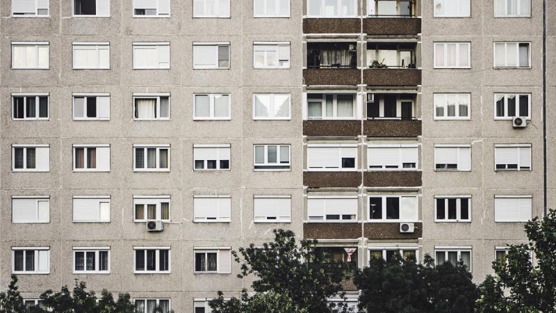 Egy nő váratlanul a panelház negyedik emeletéről zuhant ki egy magyar városban.
