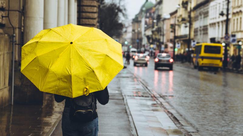 A hétvégén búcsúzik a nyár, és az esőcseppek kíséretében érkezik a hűvösebb idő. Az utolsó napsugarak helyét felhők foglalják el, mintha a természet is meg akarná osztani velünk a változás hangulatát.