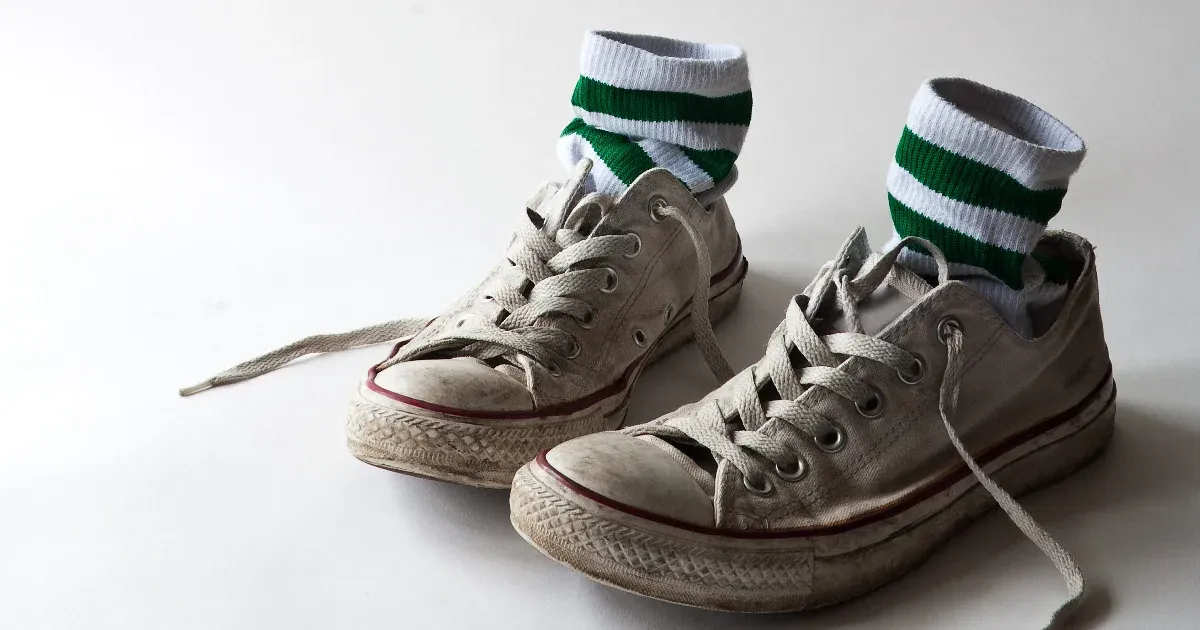 Az indiai kutatók egy igazán szokatlan, ámde fontos problémára találtak megoldást: a büdös cipők ügyére. E munkájuk elismeréseként megérdemelten kapták meg az Ignobel-díjat, amely a tudomány humoros, ámde figyelemfelkeltő aspektusait hirdeti.