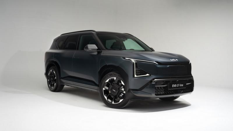 Itthon is megérkezett a Kia legújabb elektromos modellje, az EV5, és most már a hazai piacon is elérhető árakkal szolgálhatunk. Az új jármű ára Magyarországon várakozásaink szerint alakul, és érdemes figyelemmel kísérni, hogy mit kínál a Kia ezen a terüle