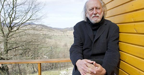 Krasznahorkai László „Nagyon boldog vagyok” című írása a könyves világ sokszínűségét és mélységeit tárja fel. A szerző egyedi stílusával és lírai kifejezésmódjával képes megérinteni az olvasót, miközben a boldogság és a létezés kérdéseit boncolgatja. 

A 