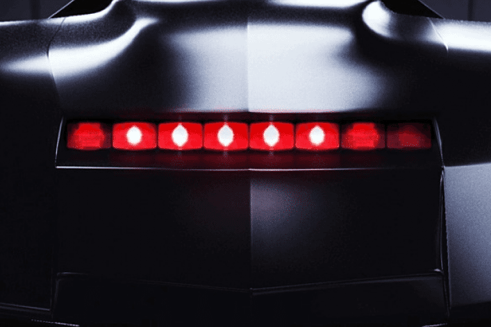 A modern elektromos autó téves utasítás következtében sofőr nélkül vágott neki a parkolásnak.