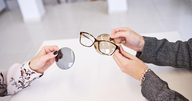 6 stílusos kiegészítő, amelyek nemcsak a látásodat javítják, hanem a megjelenésedet is feldobják

1. **Divatos szemüvegkeretek**: Válassz olyan szemüvegkereteket, amelyek tükrözik a személyiségedet! A modern, letisztult formák mellett a vintage stílusú da