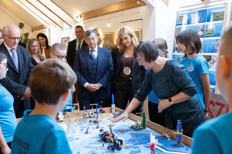 Pont akkor szállt le Bodrogkeresztúron a Mészáros család által alkalmazott magánhelikopter, amikor Várkonyi Andrea átadta a helyi díszpolgári címet.