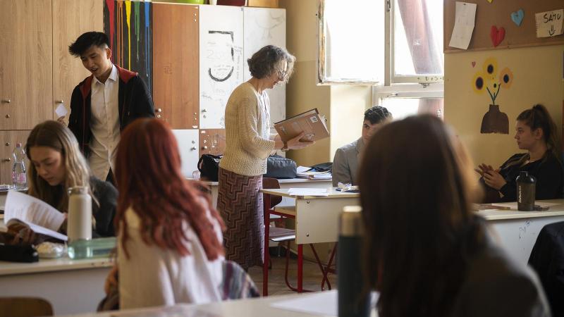 Számos pedagógus érezhette a csalódottságot, mivel a legtöbben csupán bruttó 20-30 ezer forintot kaptak a tavalyi kiemelkedő munkájuk elismeréseként.