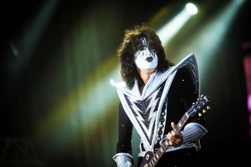 Sajnos, el kell mondanom, hogy elhunyt Ace Frehley, a legendás KISS együttes alapító gitárosa. A rockzene világának egyik ikonikus alakja és a hard rock műfajának meghatározó szereplője távozott közülünk. Ace kreatív gitárjátékával és egyedi stílusával so