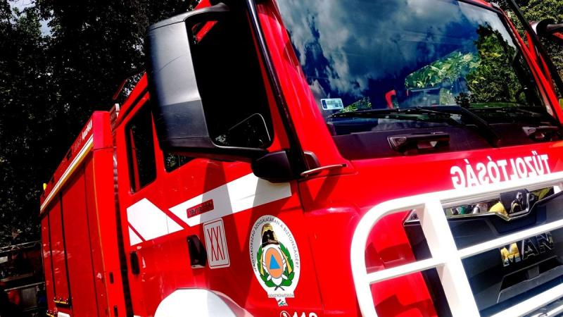 Súlyos baleset történt a magyar utakon: az állatokat szállító utánfutó leszakadt.