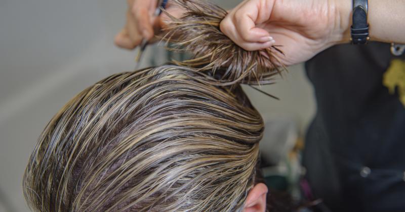 50 felett a frizurák világában számos lehetőség kínálkozik, amelyek segítenek dúsabbnak mutatni a hajat, fiatalosabbá varázsolják az arcot, és egyben nőiességet is sugallnak. Érdemes olyan stílusokat választani, amelyek keretet adnak az arcformának, kieme