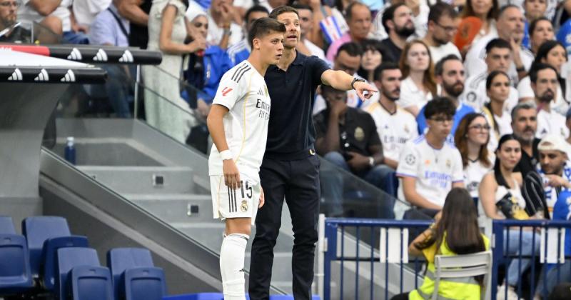 Xabi Alonso: Arda Özil és Guti izgalmas kombinációja

Xabi Alonso, a labdarúgás igazi mestere, egy olyan játékos, aki Arda Özil kreativitását ötvözi Guti technikai tudásával. Alonso játékstílusa a precizitásról, a taktikai éleslátásról és a labda kezelésé