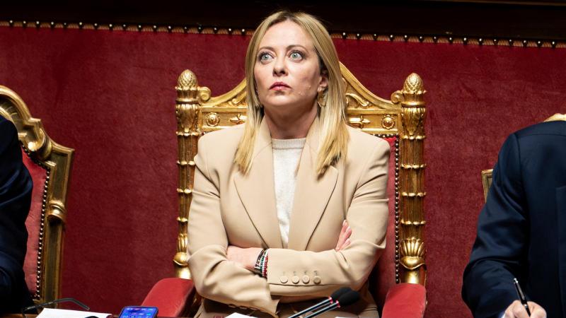 Három év Giorgia Melonival: Egy politikai utazás krónikája

Giorgia Meloni, Olaszország első női miniszterelnöke, három évvel ezelőtt vette át a kormányzást, és azóta jelentős változásokat hozott az ország politikai és társadalmi életében. E három év sorá