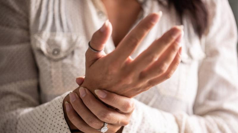 Csuklófájdalom: nem csupán a túlzott igénybevétel állhat a háttérben - Mikor érdemes orvosi segítséget kérni? - Házipatika

A csuklófájdalom sokakat érint, és gyakran a fokozott terhelés következményeként jelentkezik. Azonban fontos megérteni, hogy más ok